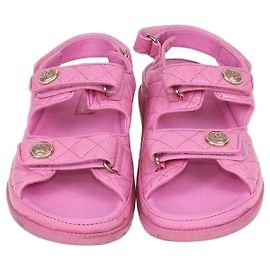Chanel Dad Flache Sandalen aus rosa gestepptem Lackleder Pink