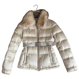 Prada Chaqueta de Plumón Blanca con Cuello de Piel y Cinturón Blanco