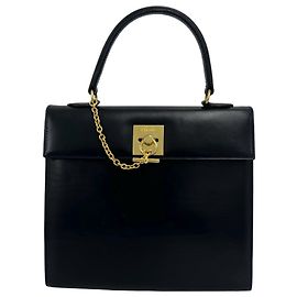 Céline Bolsa Celine em couro de bezerro com logo vintage e ferragens em anel Preto