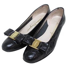 Escarpins en cuir embossé croco avec ruban Vara de Salvatore Ferragamo Noir