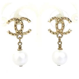 Boucles d'oreilles pendantes Chanel dorées et blanches Blanc Doré