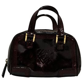 Loewe Amazona Micro Mini Handtasche aus Lackleder Bordeaux