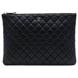 Chanel Large Quilted Lambskin O Case Clutch Schwarz Schwarz