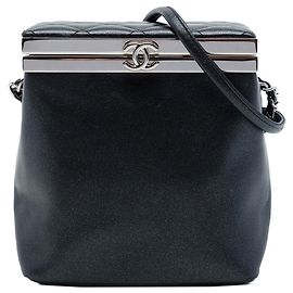 Case Vanity Chanel CC en veau métallisé noir Noir