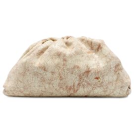 Bolsa de mão The Pouch Bottega Veneta em couro de bezerro craquelado bege Bege