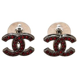 Orecchini Chanel CC con cristalli rossi Bordò Metallico