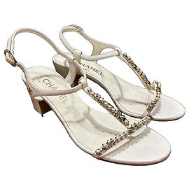 Sandalias Chanel piel blanca perlas y logo CC Blanco