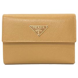 Portafoglio Prada in pelle beige a tre scomparti Beige