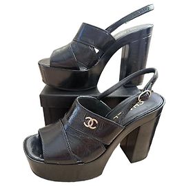 Chanel Schwarze Lackleder-Plateau-Sandalen mit CC-Logo Schwarz
