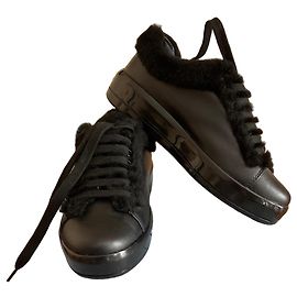 Baskets Prada en cuir noir avec bordure en fourrure Noir