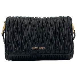 Bolso bandolera con solapa Miu Miu de napa acolchada negra Negro