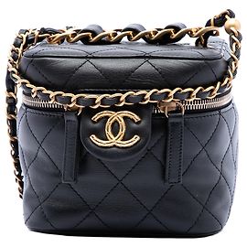 Chanel Pequena Vanity Case em pele de vitelo matelassada preta com corrente e barra Preto
