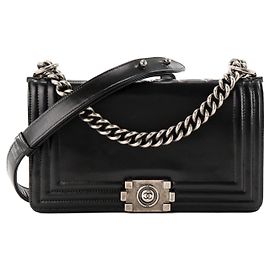 CHANEL - Bolsa de ombro mini Chanel Boy em couro liso preto Preto