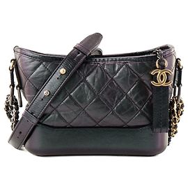 CHANEL - Bolso de bandolera Gabrielle mini en piel plisada negra iridiscente Negro