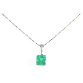 Collar Tasaki de platino y esmeraldas Verde