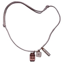 Collier Chanel Parfum et Rouge à Lèvres Blanc Beige