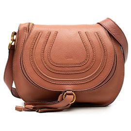 Chloé Marcie Saddle Crossbody em couro de bezerro granulado marrom tamanho Medium Marrom
