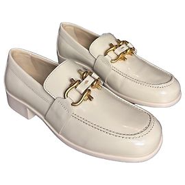 Bottega Veneta Mocasines de cuero charol crema Crudo