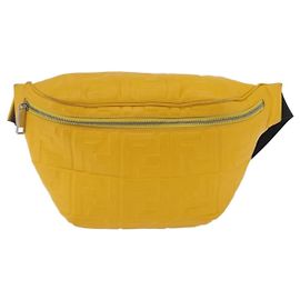 Fendi Cuir embossé Zucca avec fermeture éclair à la taille Jaune