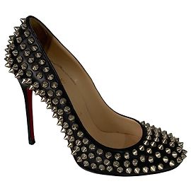 Décolleté Christian Louboutin borchiate in pelle nera Nero