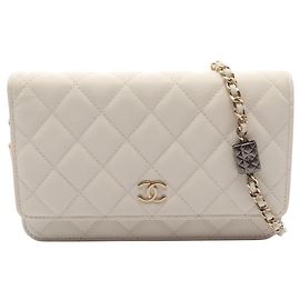 Bolsa de Ombro Chanel Matelassé Branco