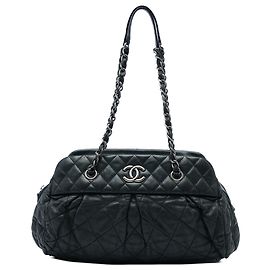 Bolso Bowling Chanel Chic Quilt de piel de becerro iridiscente acolchada negra Negro