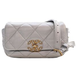 Chanel 19 Gürteltasche aus silbernem metallisiertem Lammleder Silber