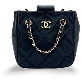 Clutch Quadrada Chanel CC com Corrente em Pele de Cordeiro Matelassê Mini Preto