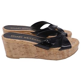 Stuart Weitzman Carmen Keilsandaletten aus schwarzem Lackleder Schwarz
