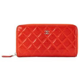 CHANEL - Cartera larga Classic/Timeless en cuero charol rojo Roja