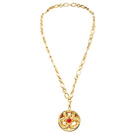 Colar Chanel com medalhão Dourado