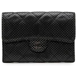 Carteira Small Flap Chanel em pele de cordeiro matelassada perfurada preta Preto