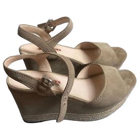 Prada Keilabsätze-Sandalen aus beigem Wildleder Beige