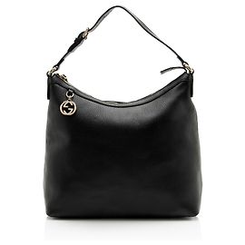 Sac Hobo Gucci en cuir avec breloque G entrelacée Noir