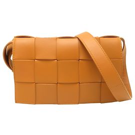 Bolsa de Ombro Bottega Veneta Maxi Intrecciato Cassette Marrom Camelo