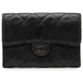 Carteira Small Flap Chanel em pele de cordeiro acolchoada perfurada preta Preto
