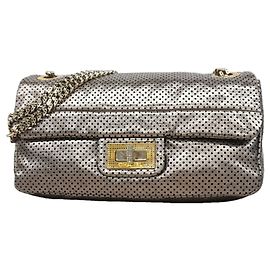 Chanel Schultertasche aus silbernem Leder Silber