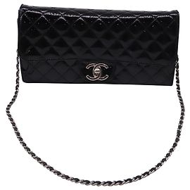 Chanel CC gesteppte Wallet On Chain aus schwarzem Lackleder Schwarz