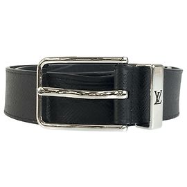 Cinto Louis Vuitton em couro Taiga Preto