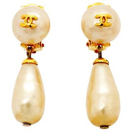 Brincos de pressão Chanel com marca Coco Dourado