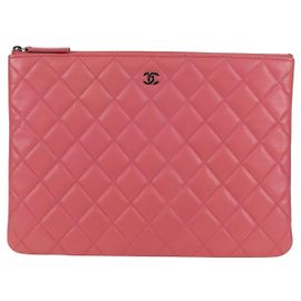 Chanel CC Casino O Case Clutch de piel de cordero acolchada Medium Rosa