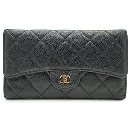 Chanel Carteira Longa com Aba Clássica em Pele de Cordeiro Matelassé Marrom Preto