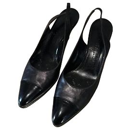 Sapatos Slingback Chanel em Couro Preto e Verniz Preto
