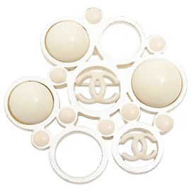 Chanel Broche Coco Mark 03A crema y plata Crudo