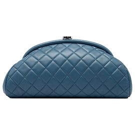 Chanel Timeless Kisslock Clutch aus blauem gestepptem Lammleder Blau