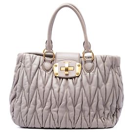 Bolso Tote Miu Miu de Nappa Matelassé Beige con Cierre Turnlock Beige