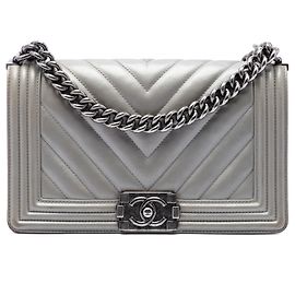 Bolso bandolera Chanel Boy Flap Old Medium Chevron Caviar Plateado Plata