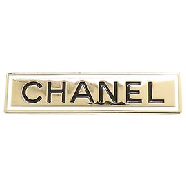 Schwarze Chanel Brosche mit vergoldeter Logo-Plakette Schwarz