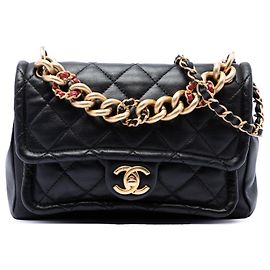 Borsa a patta Chanel Small in pelle d'agnello matelassé nera con catena Nero