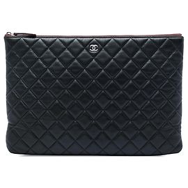 Chanel Large Quilted Lambskin O Case Clutch Schwarz Schwarz